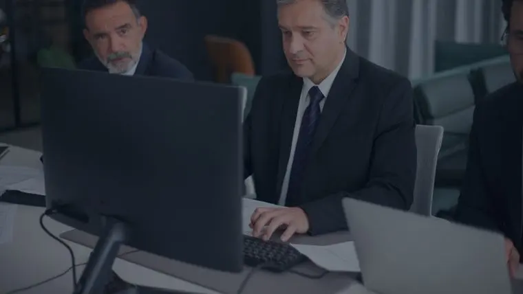 Dos personas revisan juntas un sistema en pantalla