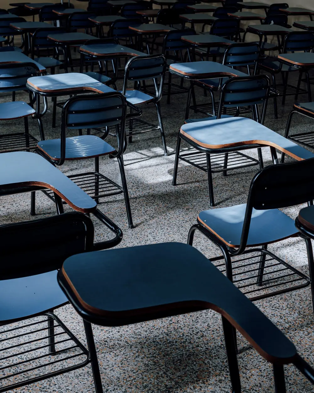 Sala de clases vacía de un colegio en Buenos Aires