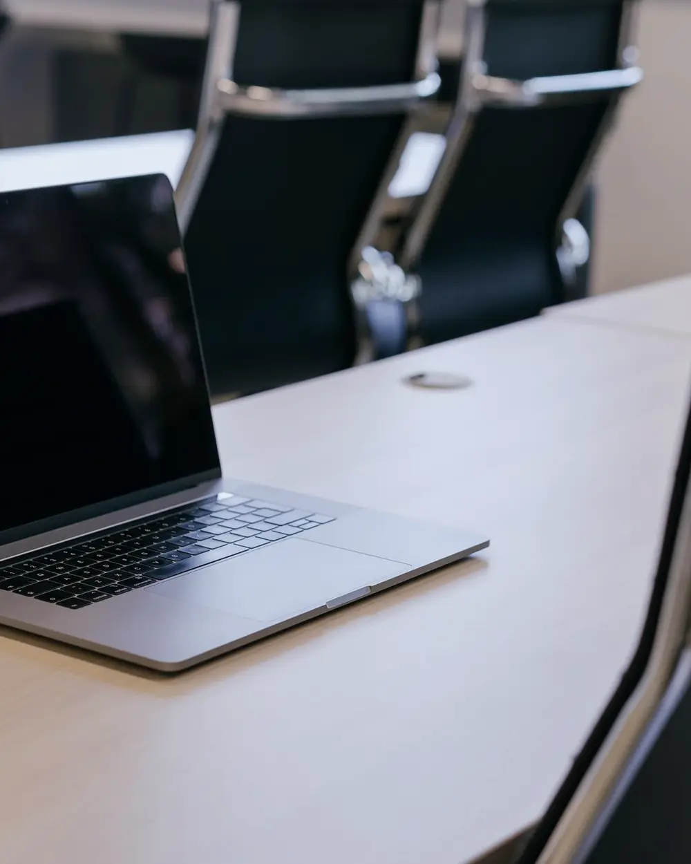 Notebook abierto sobre una mesa de reuniones, sin personas